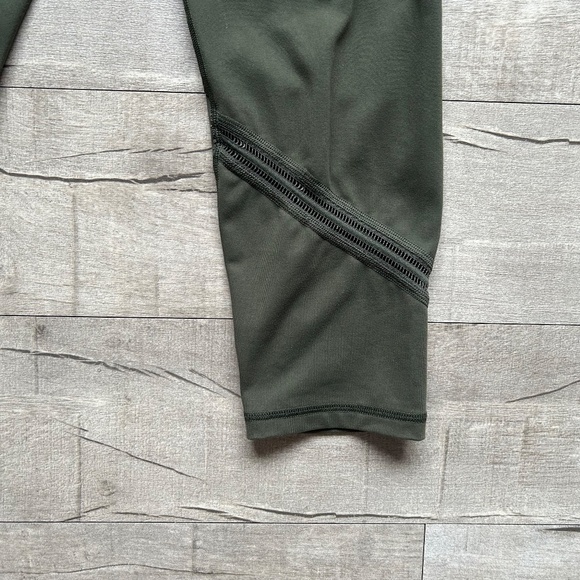 Victoria's Secret Sport Knockout Army Khaki Green Capri Cut Out Mesh Leggings M - Picture 3 of 13